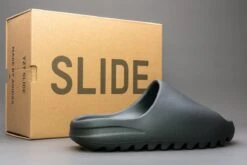 Adidas Yeezy Slide Onyx HQ6448 Maat 39 Kleur Als Op Foto Schoenen 16 Adidas Yeezy Slide Onyx HQ6448 Maat 39 Kleur Als Op Foto Schoenen -Nike Winkel 1200x800 150