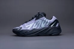 Adidas Yeezy Boost 700 MNVN Geode GW9526 Maat 44 Kleur Als Op Foto Schoenen