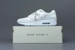 Nike Air Max 1 | AMD La Ville Lumière | DQ9326-100 | Maat 42.5 | US Mens 9 | US Womens 10.5 | UK 8 | CM27.5 | Kleur Als Op Foto -Nike Winkel 1200x800 293
