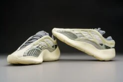 Adidas Yeezy 700 V3 Fade Salt ID1674 Maat 44 2/3 Kleur Als Op Foto Schoenen -Nike Winkel 1200x800 88